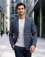Veste de costume bleue à carreaux, vue portée en extérieur de face