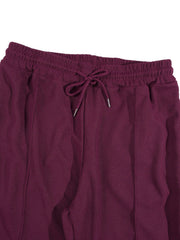 Tenue coordonnée texturée bordeaux, détail du pantalon