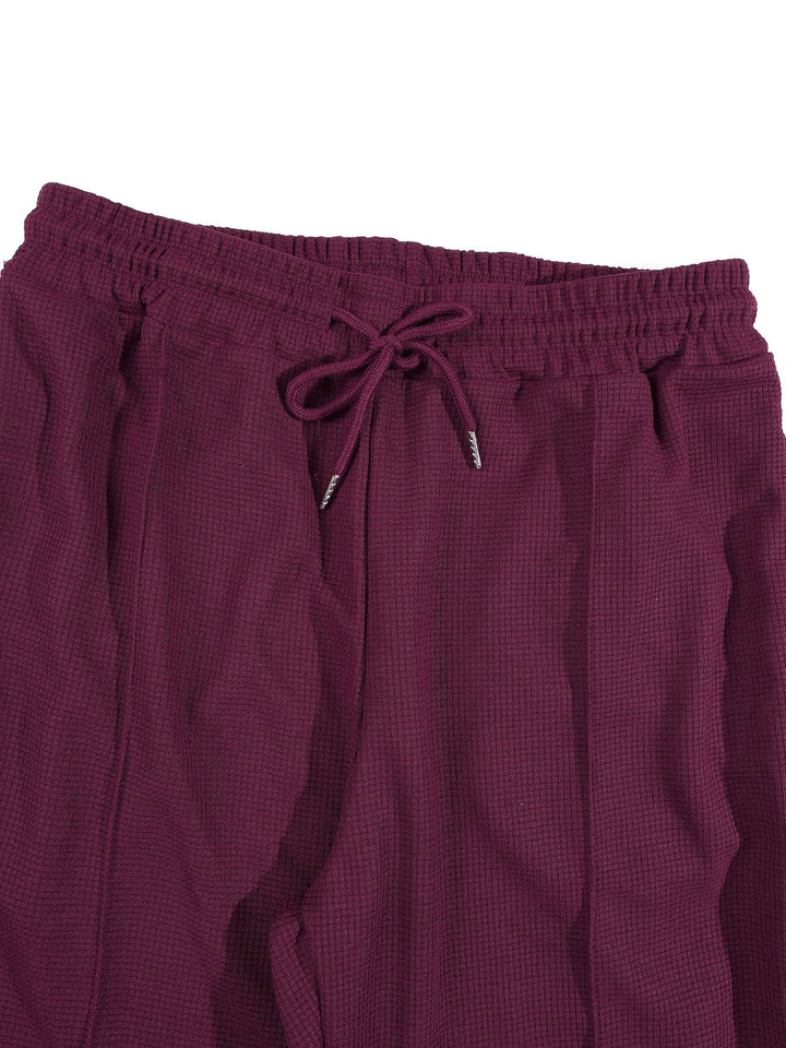 Tenue coordonnée texturée bordeaux, détail du pantalon