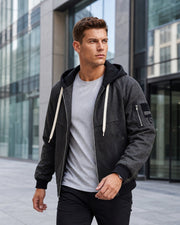 Veste à capuche zippée gris anthracite, vue portée en extérieur de trois-quarts