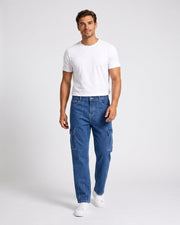 Jean cargo bleu à jambes larges, vue portée en pied