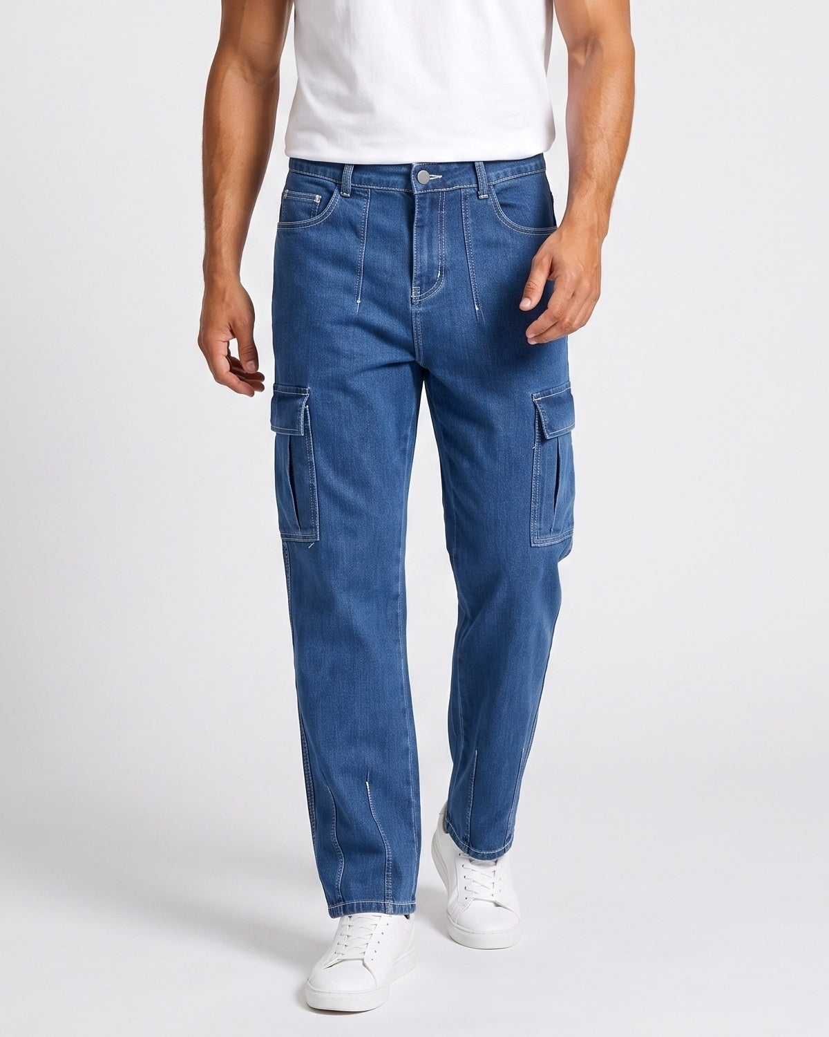 Jean cargo bleu à jambes larges, vue portée de face