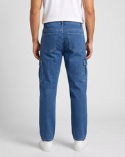 Jean cargo bleu à jambes larges, vue portée de dos