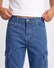 Jean cargo bleu à jambes larges, gros plan de la taille et des poches