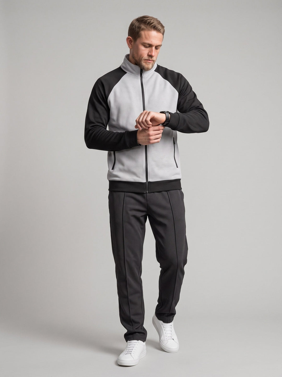 Ensemble veste à col montant et pantalon gris clair — vue de face