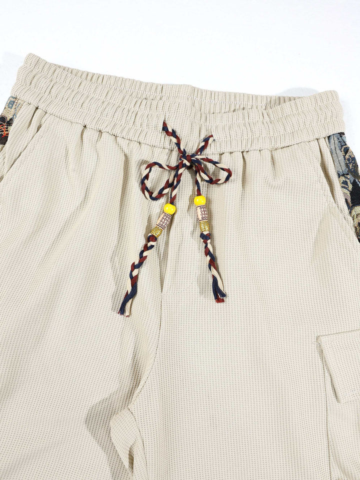 Short cargo imprimé beige, détail de la taille à cordon