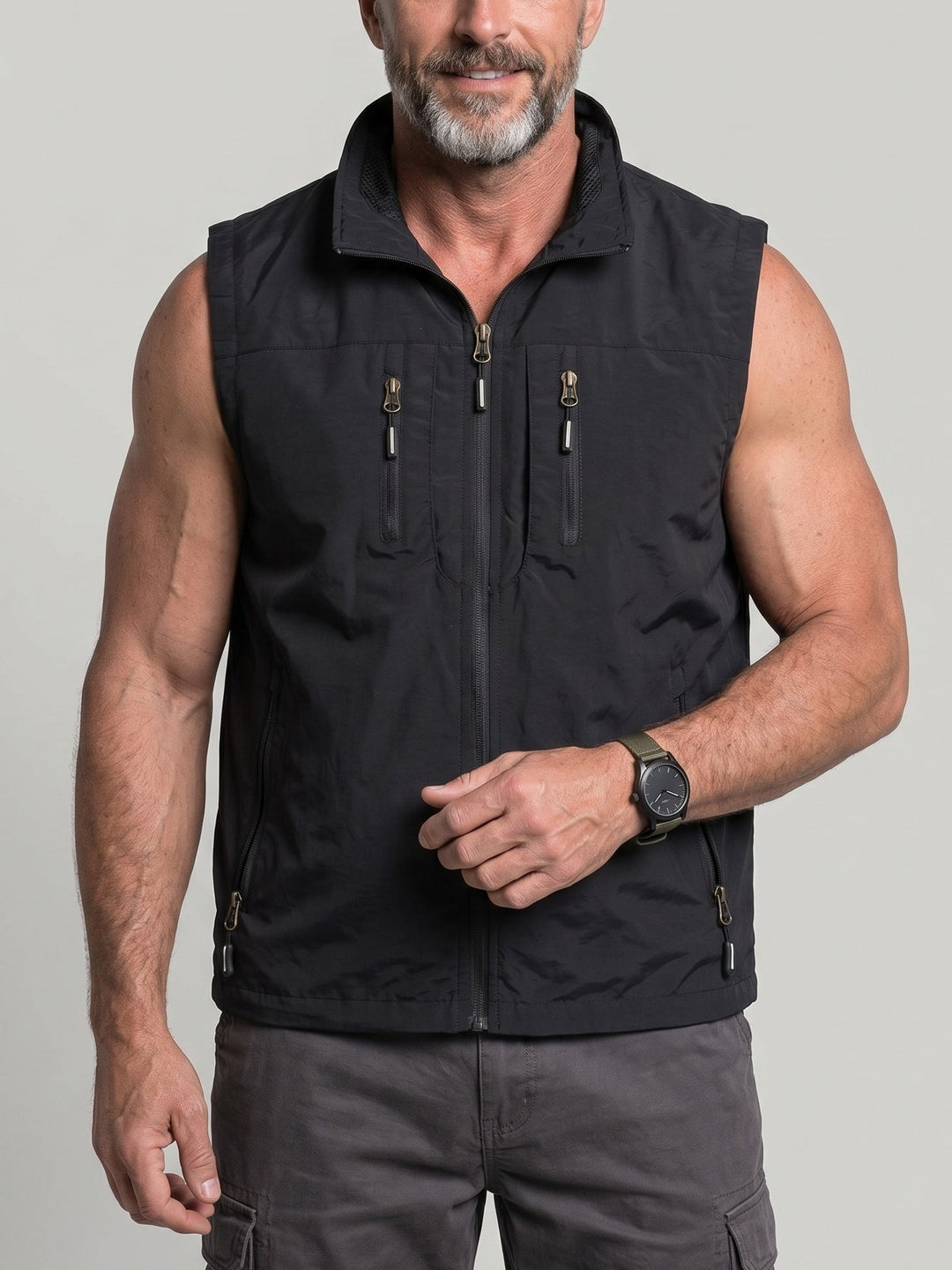 Gilet zippé noir à poches multiples, vue portée de face