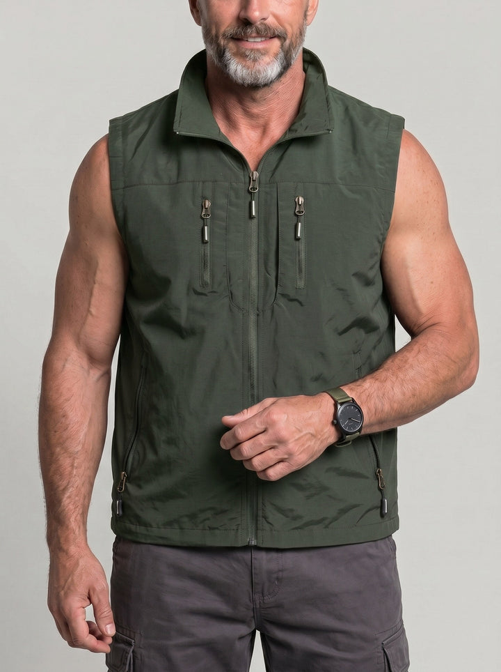 Gilet zippé vert militaire à poches multiples, vue portée de face
