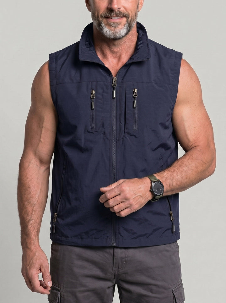 Gilet zippé bleu marine à poches multiples, vue portée de face