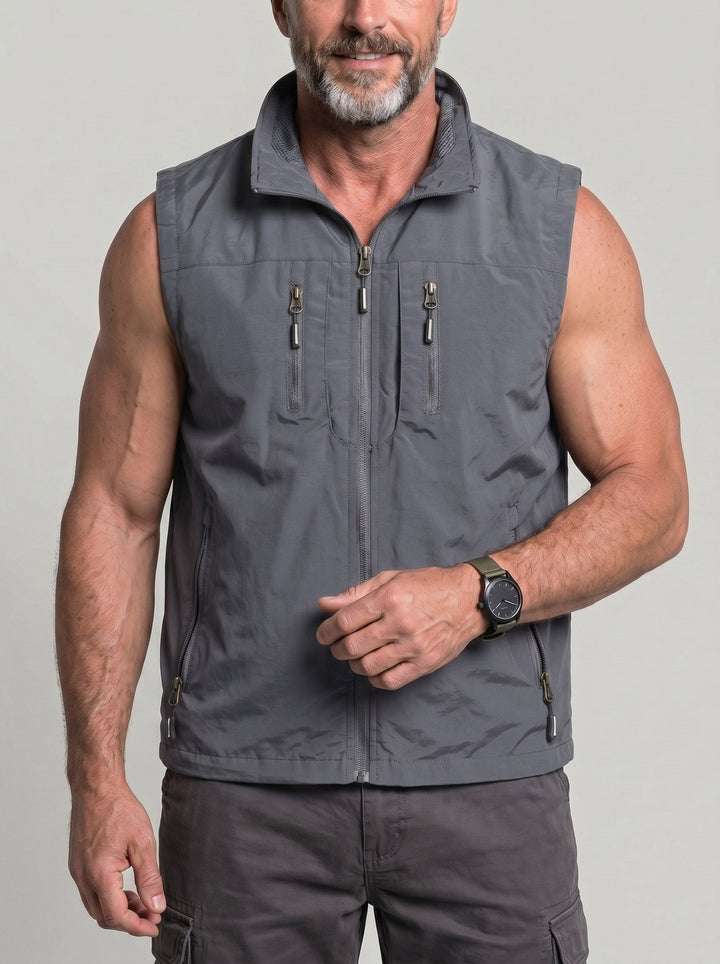 Gilet zippé gris à poches multiples, vue portée de face