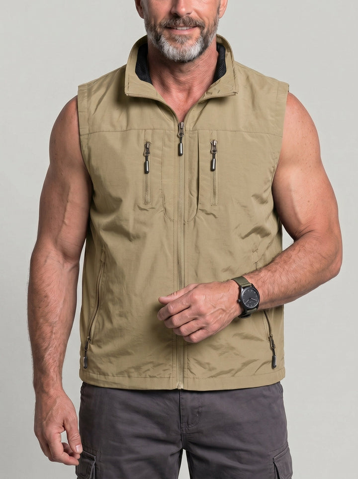 Gilet zippé beige sable à poches multiples, vue portée de face