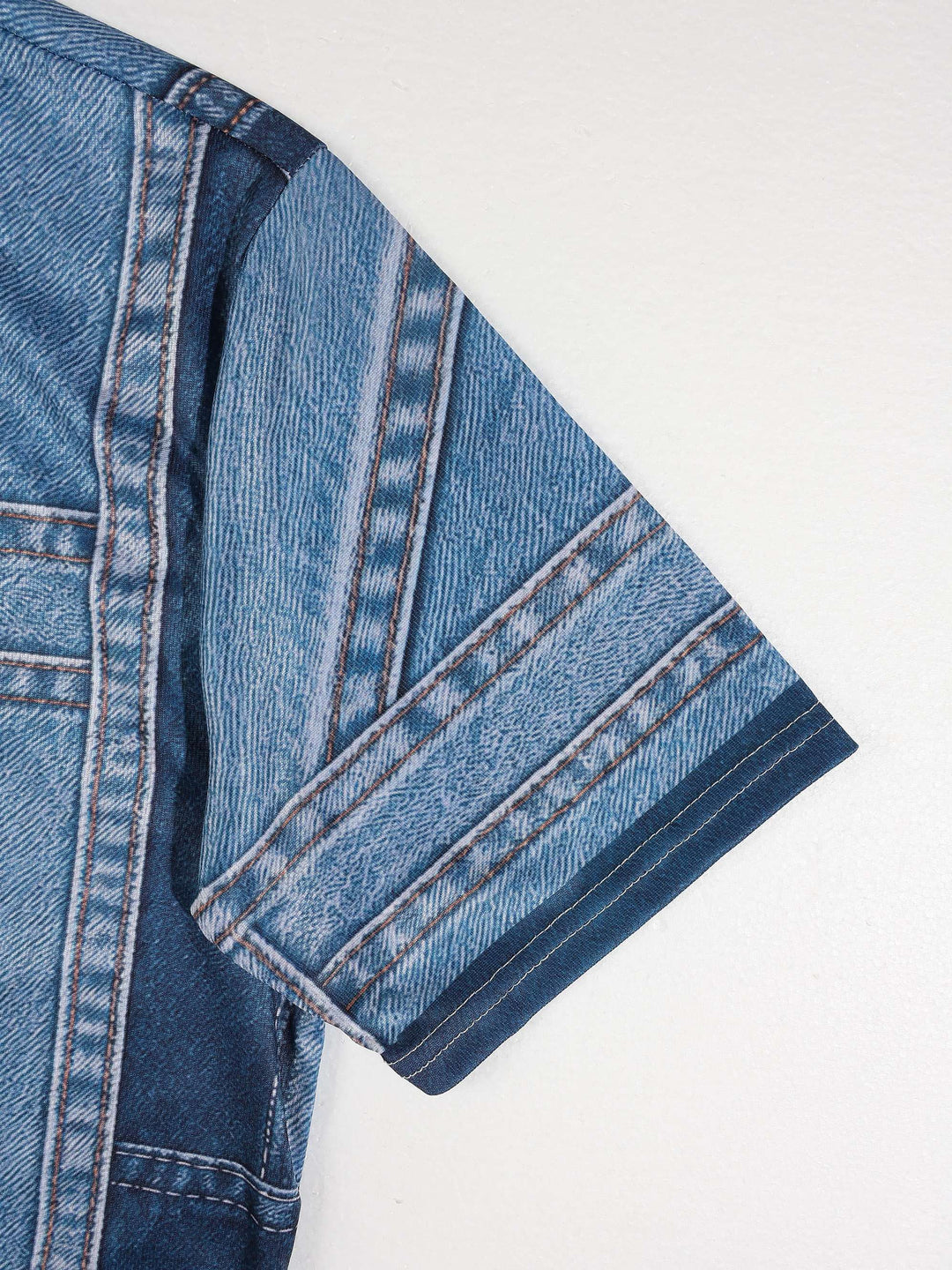 Polo imprimé effet denim, porté