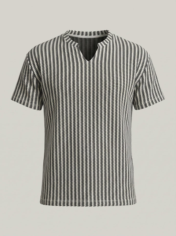 T-shirt rayé à col V, porté