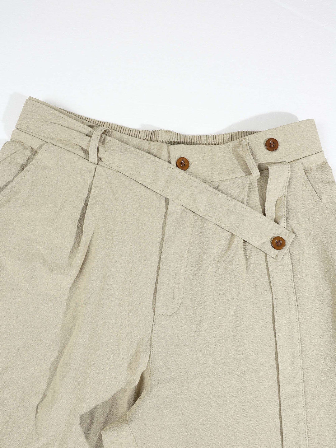 Pantalon coupe ample beige, détail de la ceinture