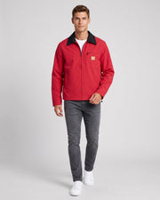 Veste courte zippée rouge à col noir, vue portée en pied