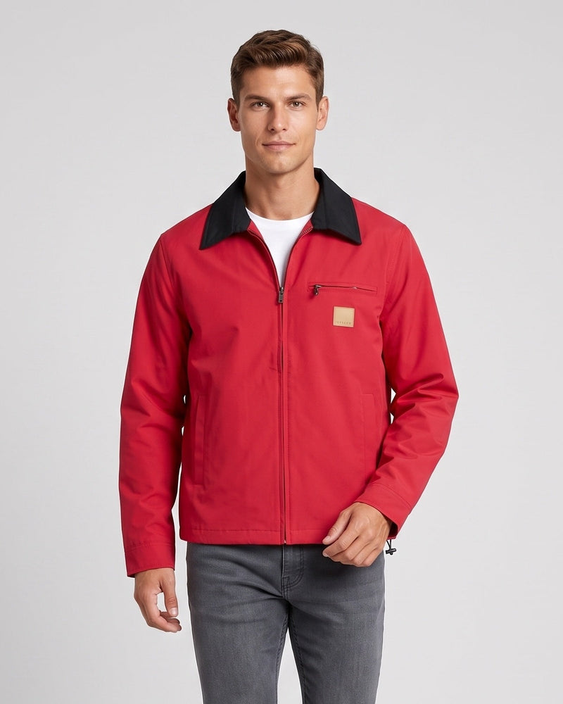 Veste courte zippée rouge à col noir, vue portée de face