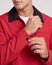 Veste courte zippée rouge à col noir, détail du poignet