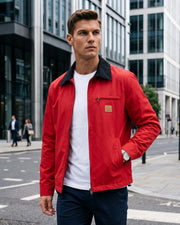 Veste courte zippée rouge à col noir, vue portée en extérieur de face