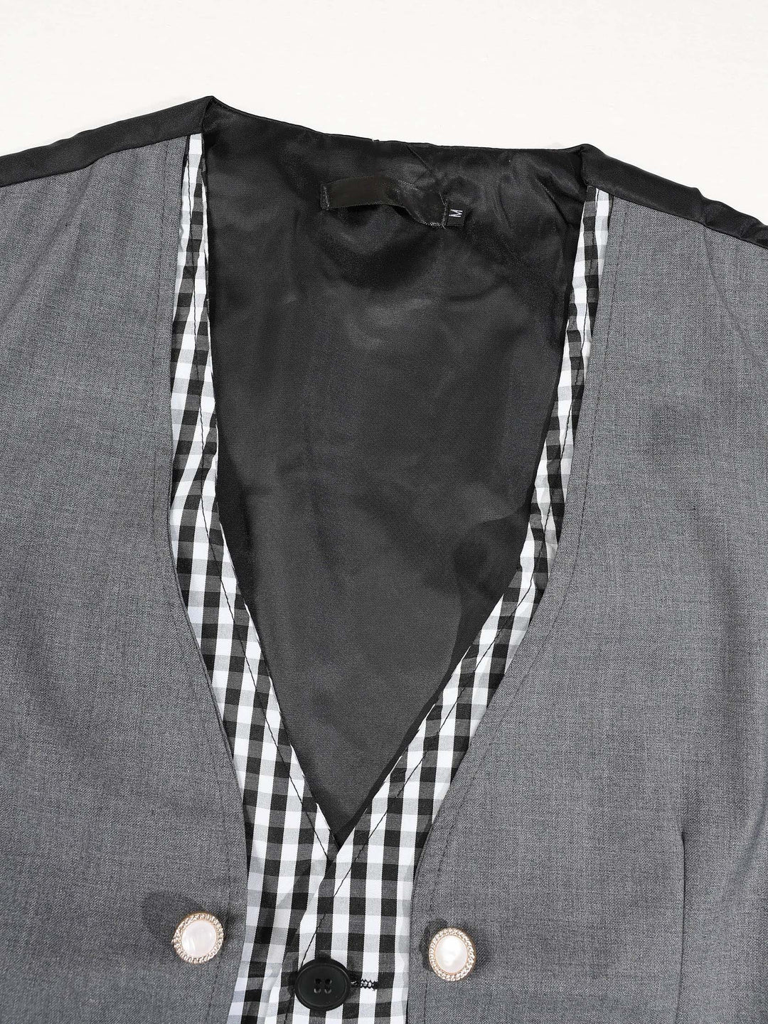 Gilet croisé à col V gris — détail du col V et de la doublure
