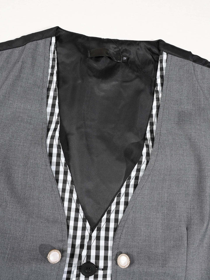 Gilet croisé à col V gris — détail du col V et de la doublure