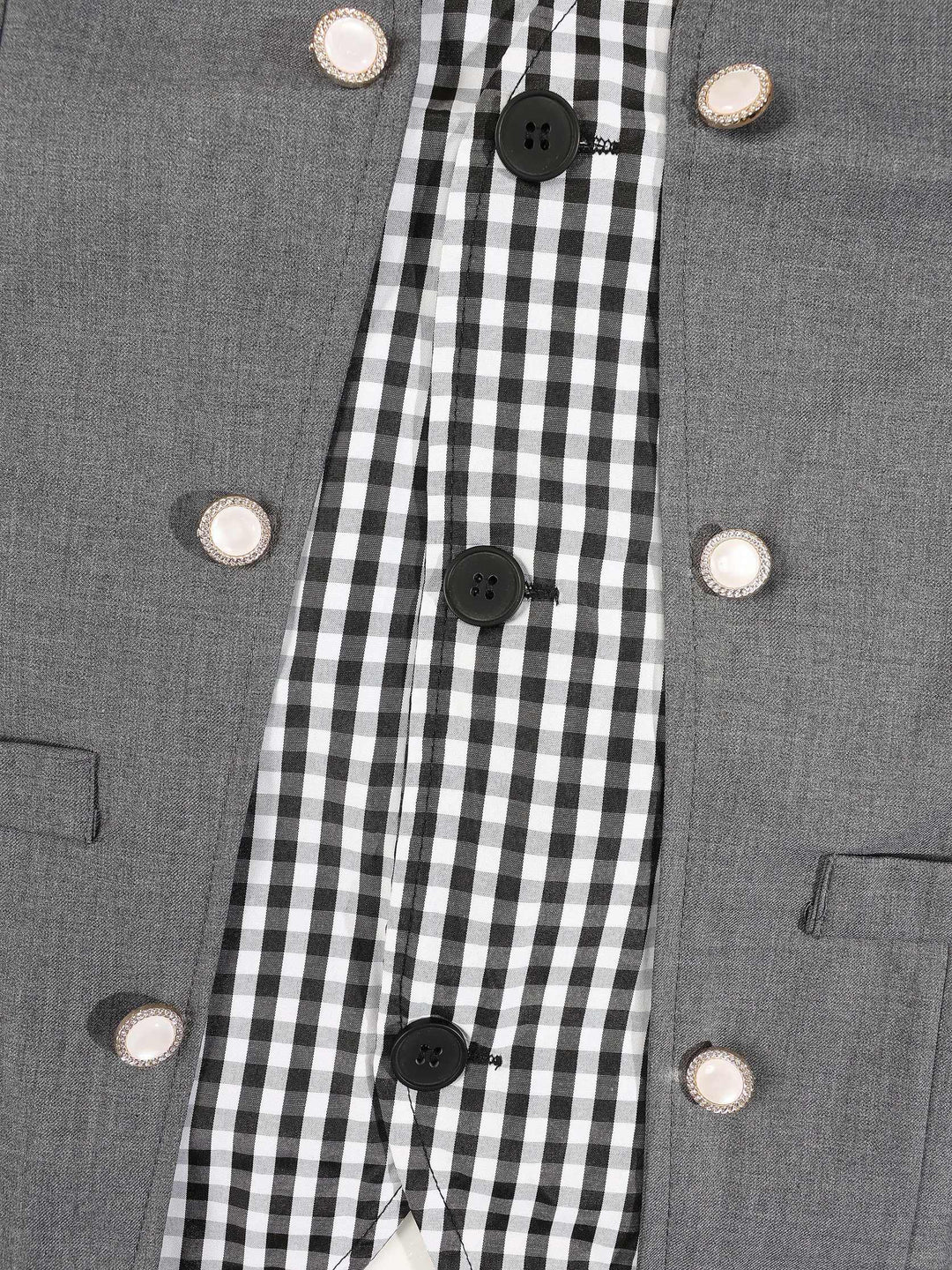 Gilet croisé à col V gris — détail du boutonnage croisé