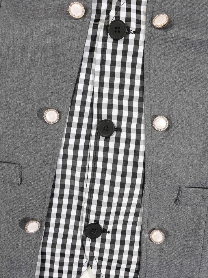 Gilet croisé à col V gris — détail du boutonnage croisé