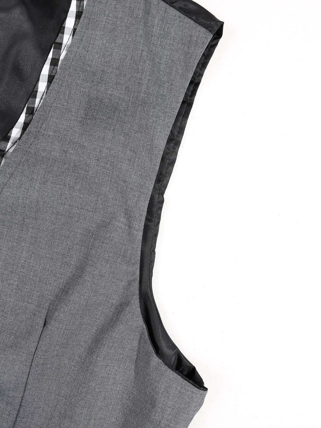 Gilet croisé à col V gris — détail de l’emmanchure