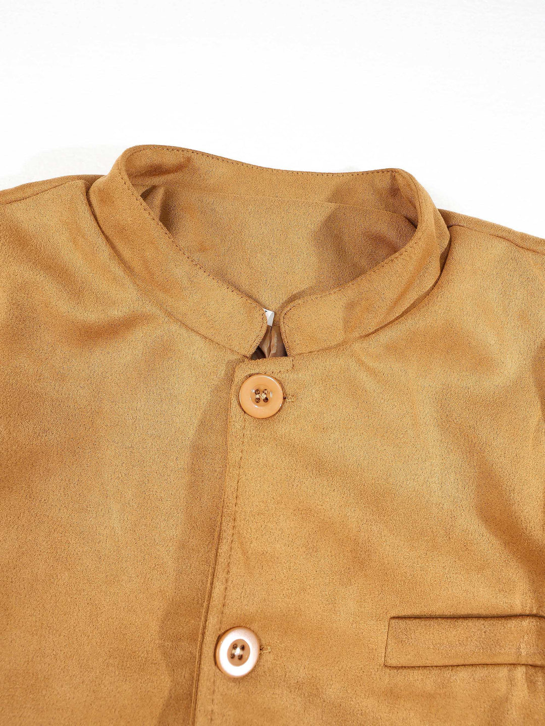 Veste à col montant et poches camel — détail du col montant
