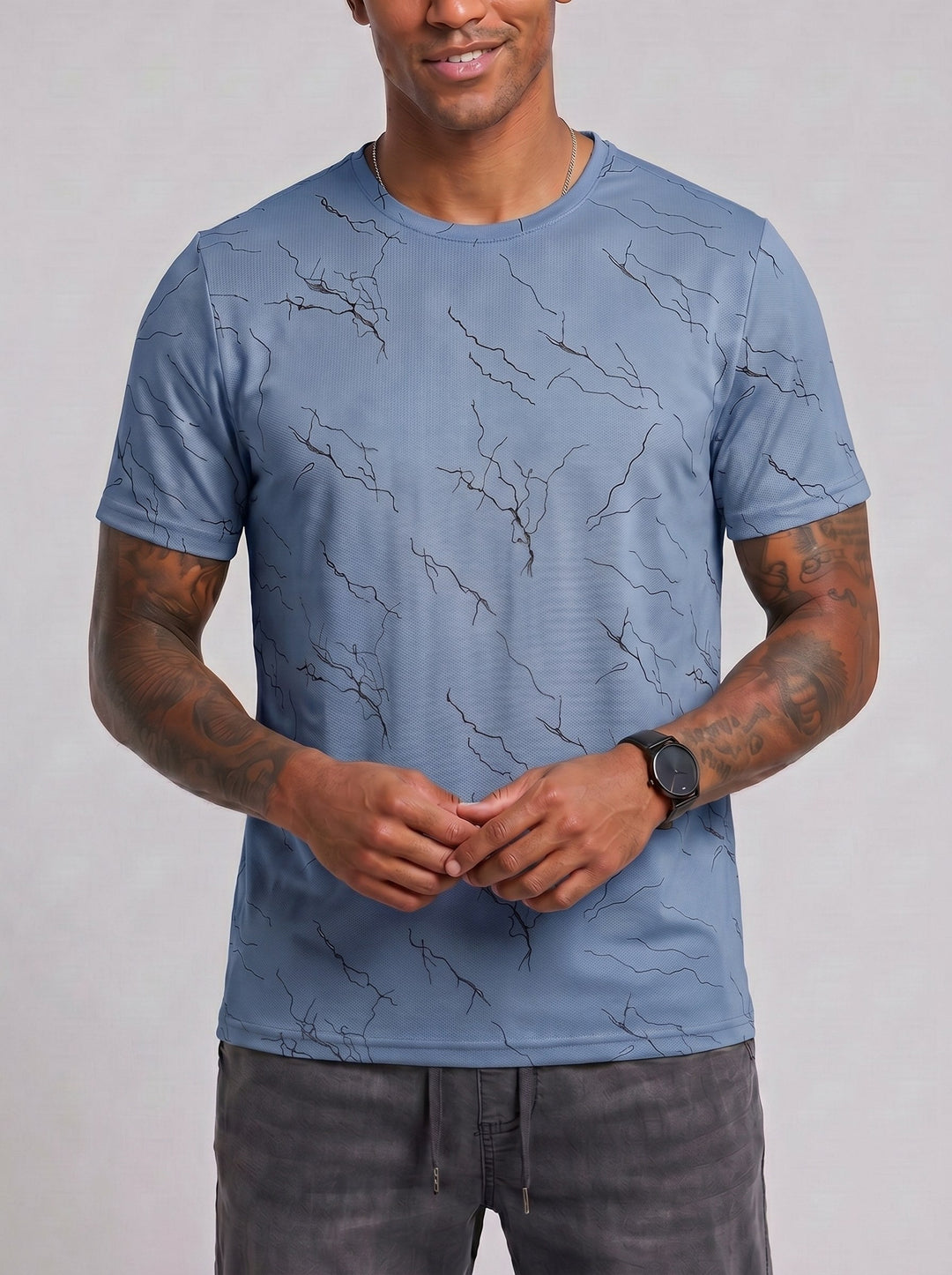 T-shirt col rond à motif marbré, porté