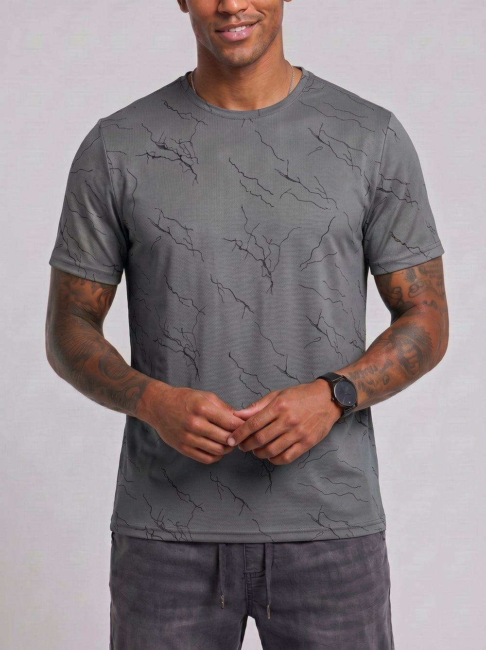 T-shirt col rond à motif marbré, porté