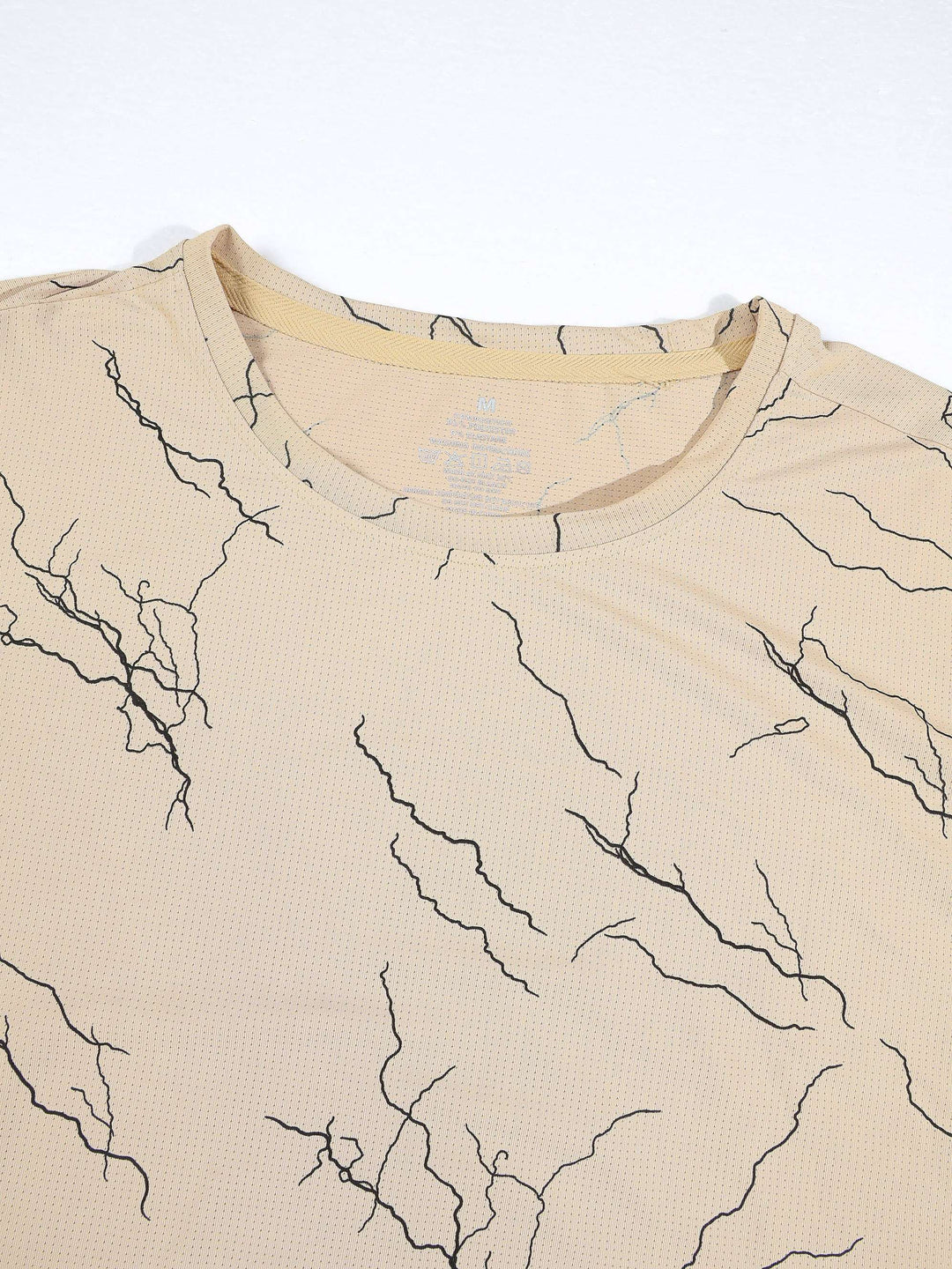 T-shirt col rond à motif marbré, porté