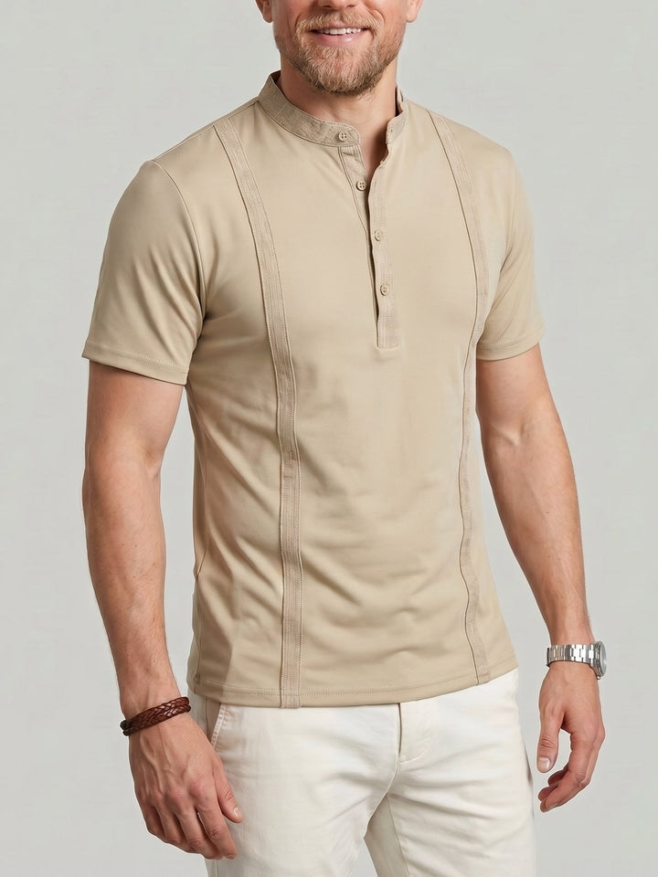 Haut à petit col beige, vue portée de face