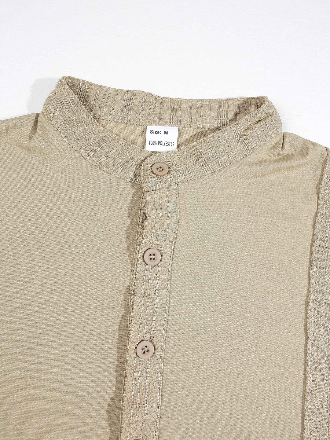 Haut à petit col beige, détail du col