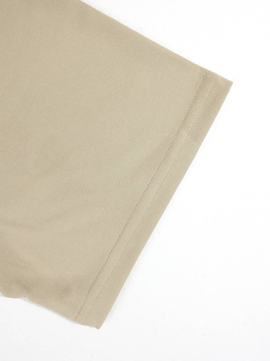 Haut à petit col beige, détail de la manche