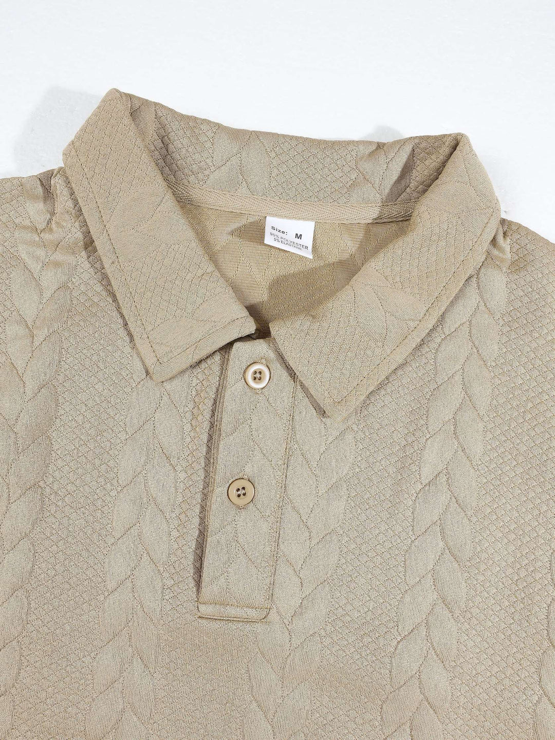 Polo en maille texturée — gros plan du col