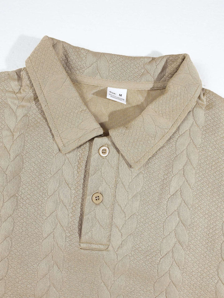 Polo en maille texturée — gros plan du col