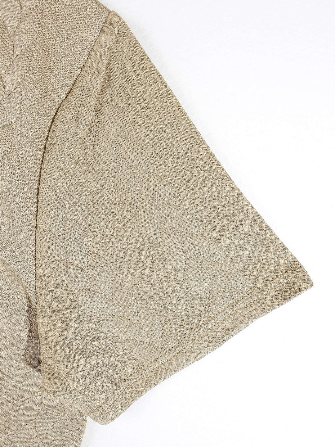 Polo en maille texturée — détail de l’ourlet