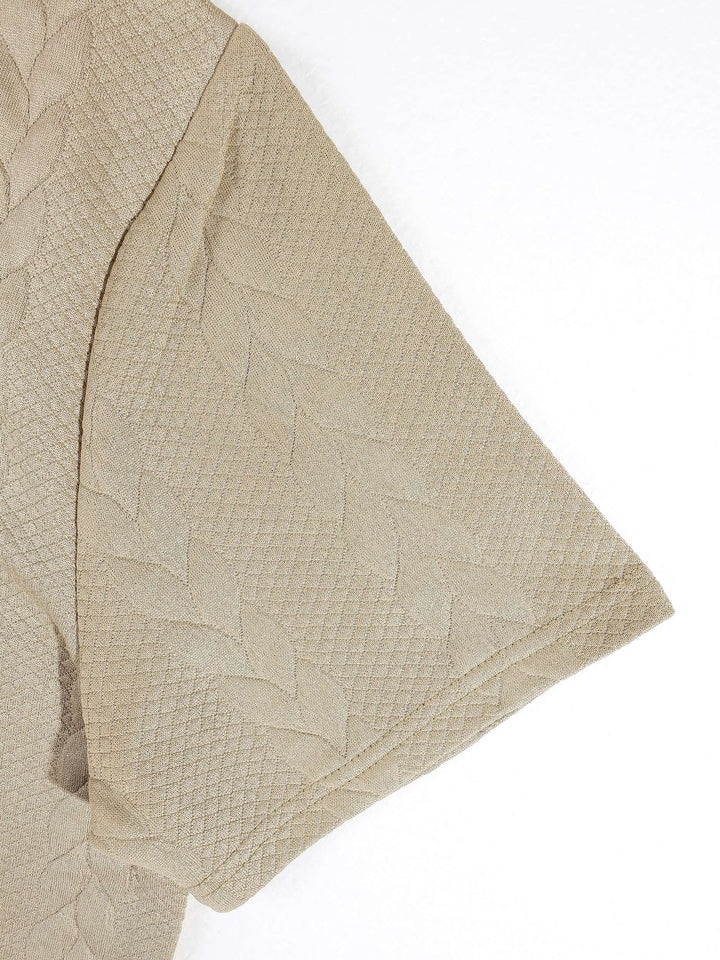 Polo en maille texturée — détail de l’ourlet