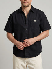 Surchemise en denim d’esprit rétro noir — vue portée de face, plan taille