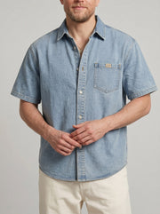 Surchemise en denim d’esprit rétro bleu clair — vue portée de face, plan taille