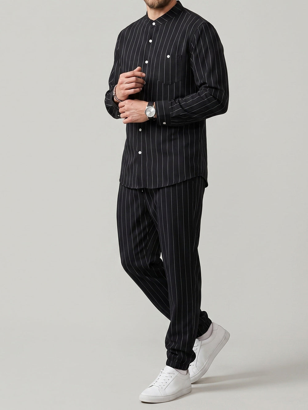 Ensemble chemise rayée et pantalon, porté