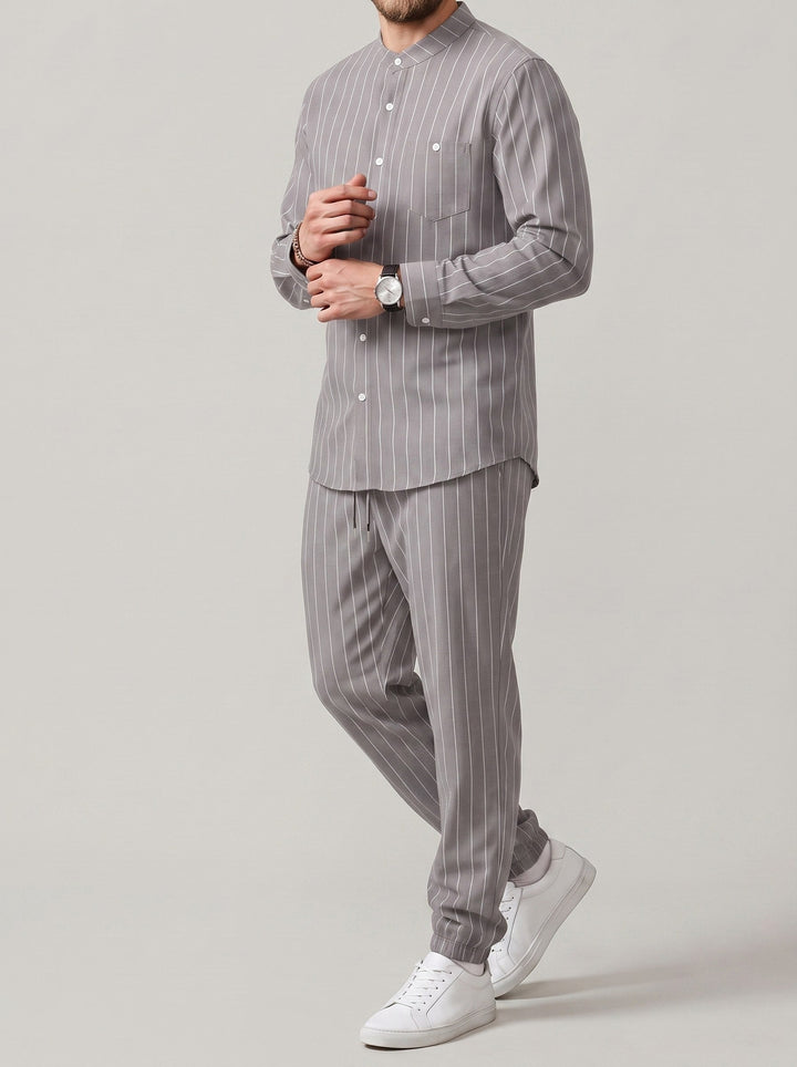Ensemble chemise rayée et pantalon, porté