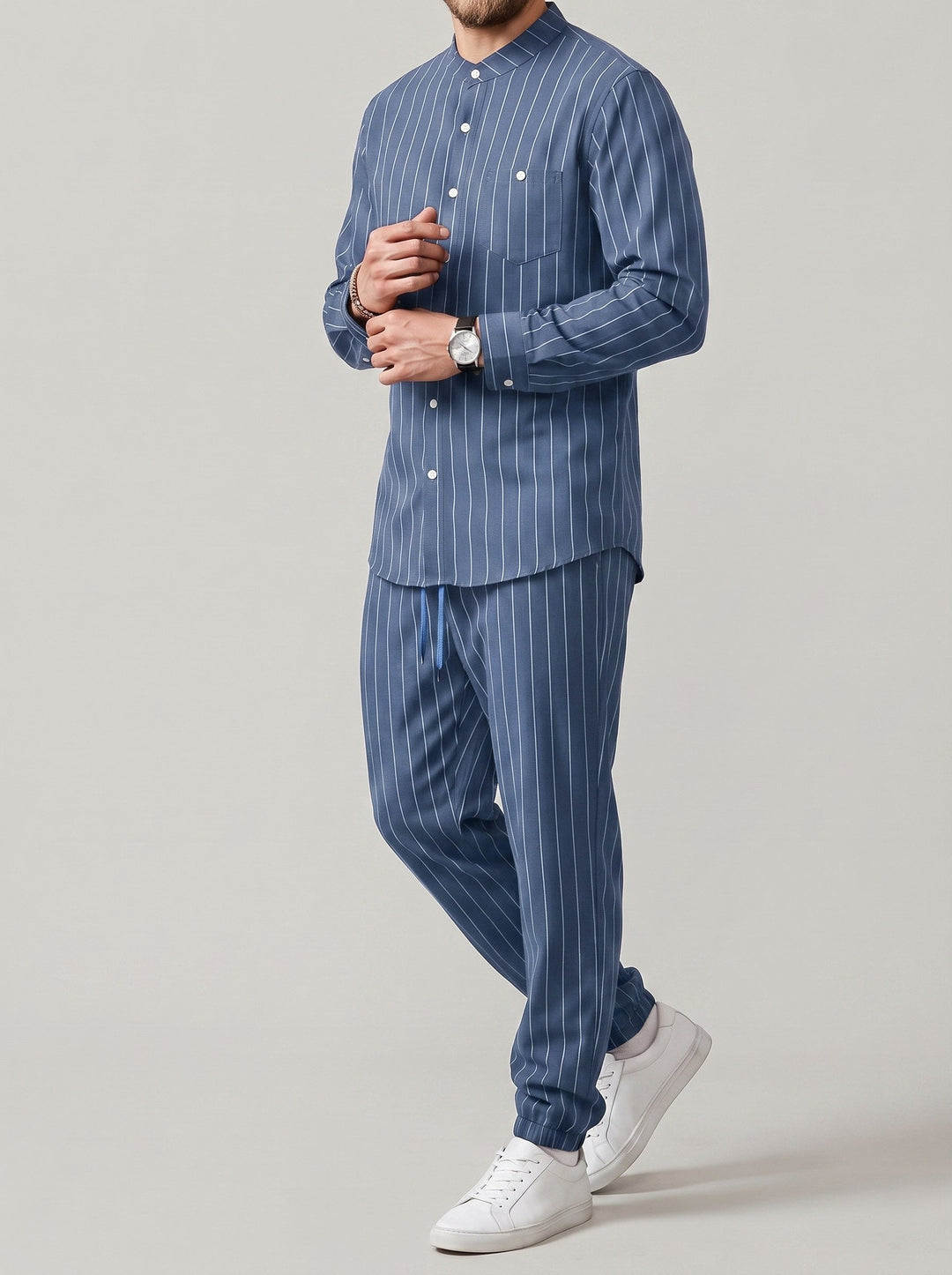Ensemble chemise rayée et pantalon, porté