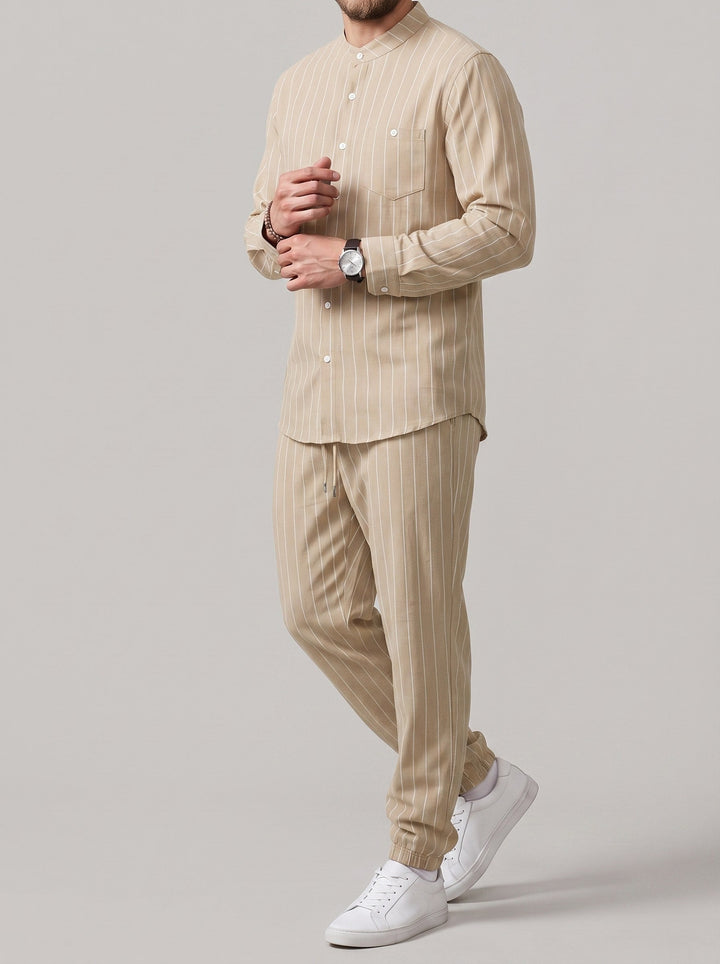 Ensemble chemise rayée et pantalon, porté