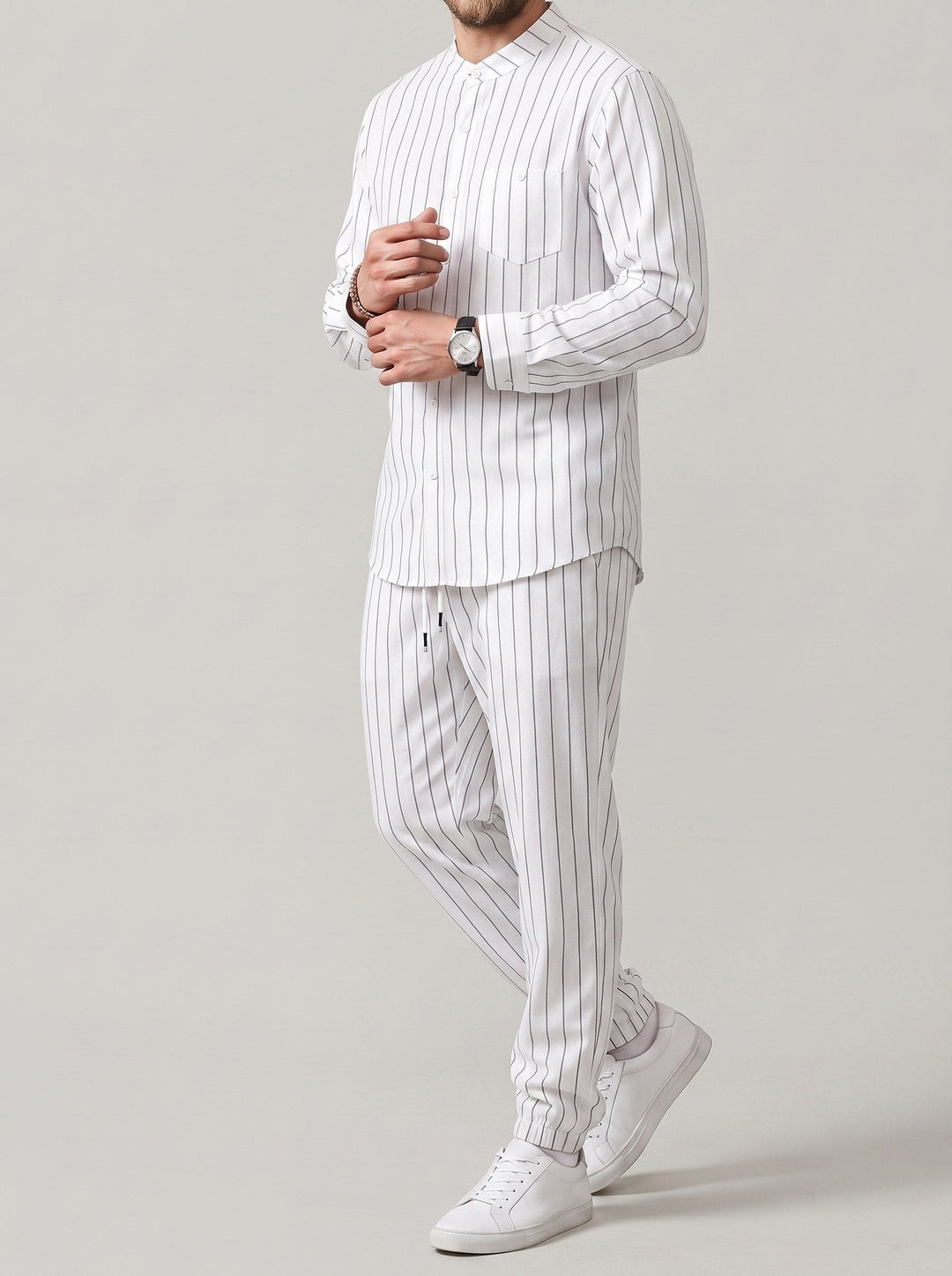 Ensemble chemise rayée et pantalon, porté