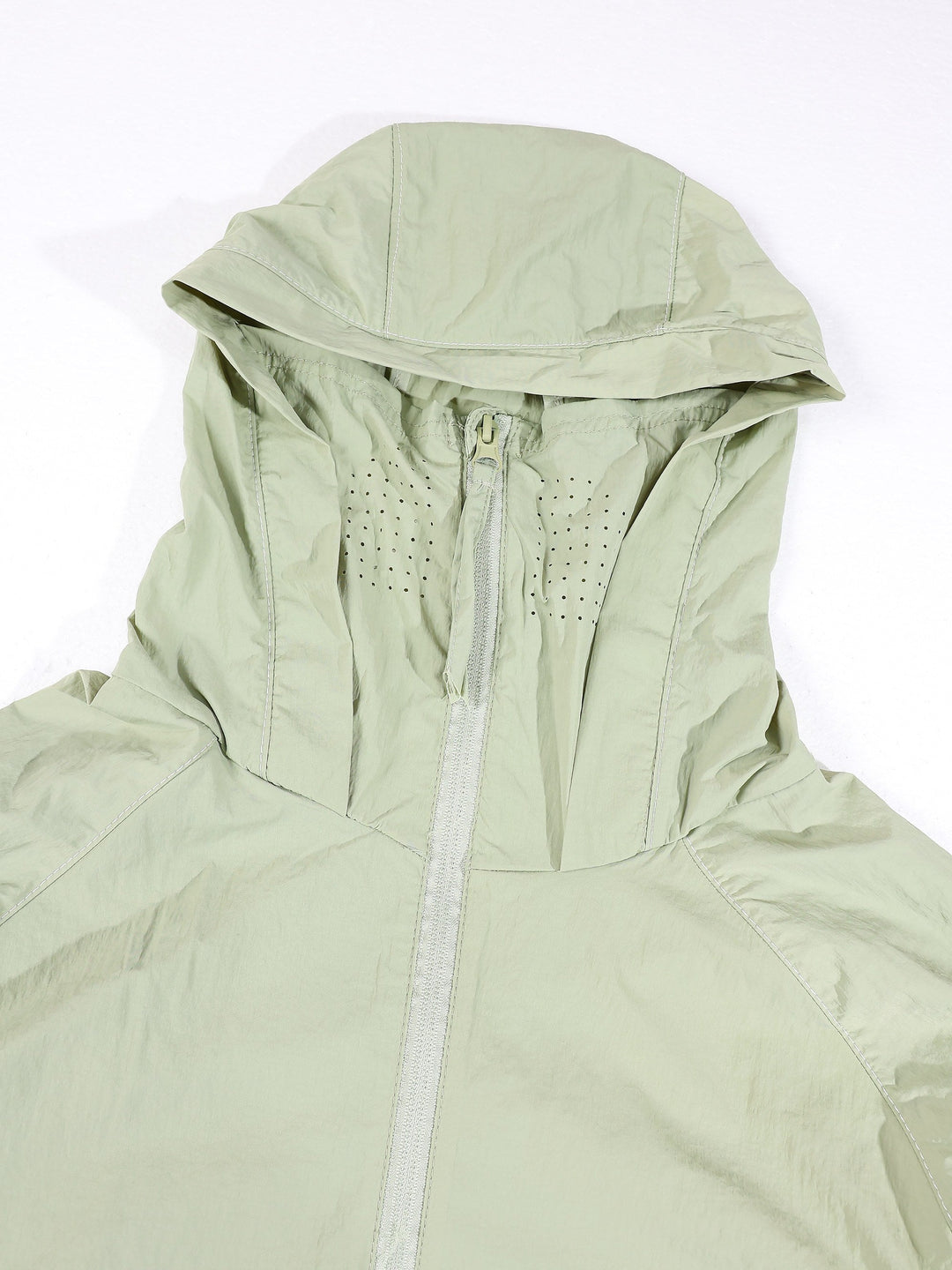 Veste zippée à capuche raglan vert clair — gros plan de la capuche
