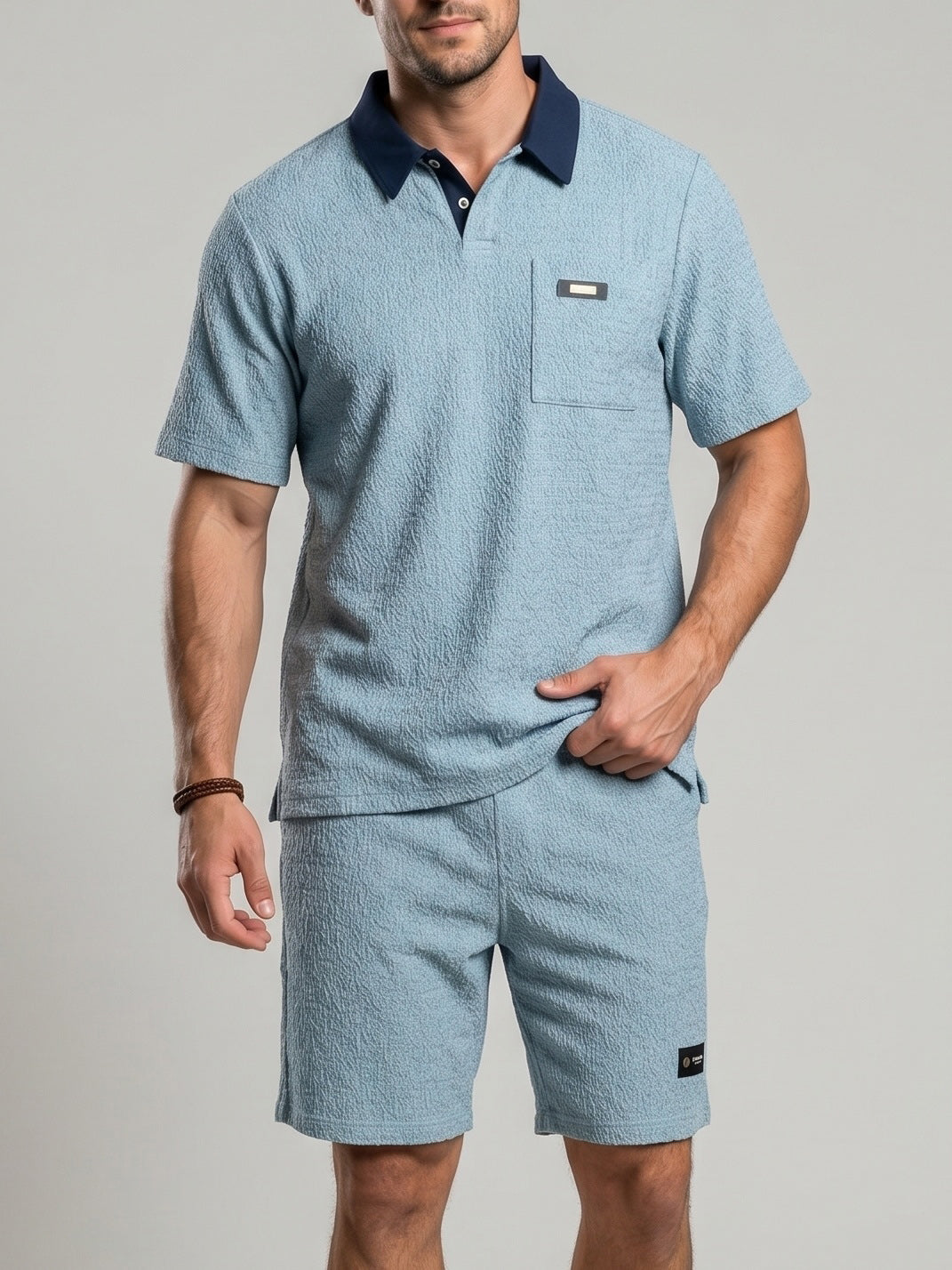 Ensemble polo à blocs de couleur et short — vue principale du produit.