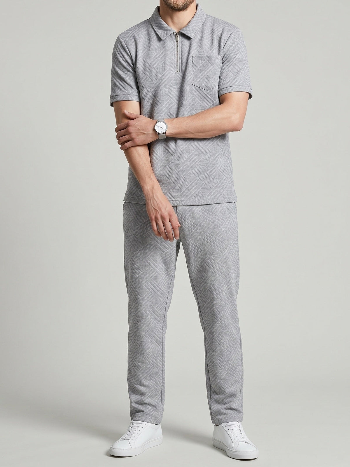 Tenue polo et pantalon gris, vue portée de face