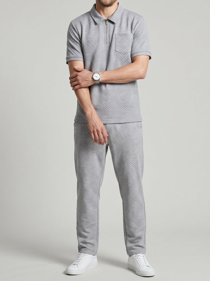 Tenue polo et pantalon gris, vue portée de face