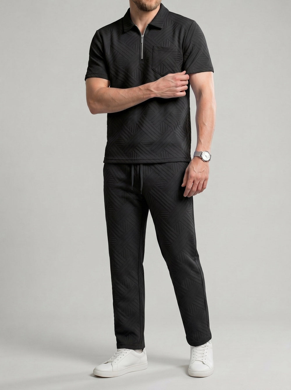Tenue polo et pantalon noir, vue portée de face